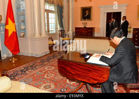 Vietnamesische Vizepremierminister und Außenminister Pham Binh Minh unterzeichnet US-Außenminister John Kerry Gästebuch vor ihre Arbeitsessen im US-Außenministerium in Washington, D.C., am 2. Oktober 2014. Stockfoto