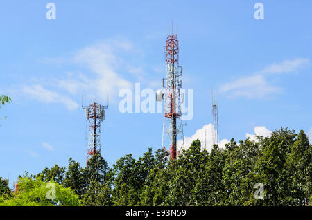 Multiplizität Fernmeldeturm auf blauen Himmelshintergrund Stockfoto