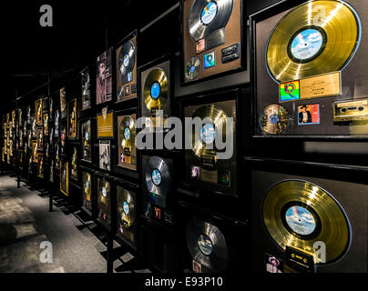 Nashville, Tennessee, USA. 18. Oktober 2014. Gold und Platin-Schallplatten sind ausgestellt im Musiker Hall Of Fame and Museum, einer der wenigen Musik-bezogene Museen in '' Music City, USA. © Brian Cahn/ZUMA Draht/Alamy Live-Nachrichten Stockfoto