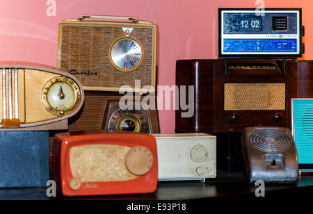 Nashville, Tennessee, USA. 18. Oktober 2014. Einige der alten Radios auf Ausstellung im Musiker Hall Of Fame and Museum, einer der wenigen Musik-bezogene Museen in '' Music City, USA. © Brian Cahn/ZUMA Draht/Alamy Live-Nachrichten Stockfoto