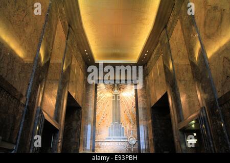 Glänzend Art-deco-Wandbild in der Lobby des Empire State Building, New York City, USA Stockfoto