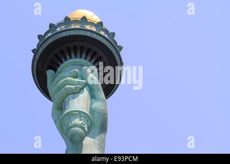 Nahaufnahme der Fackel der Freiheitsstatue, New York City, USA Stockfoto