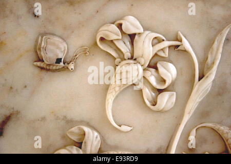 3-d-Schnitzen von Blatt, Blüte und Biene auf Marmorwand im Sheesh Mahal in Amer Palast (Amber Fort), Jaipur, Rajasthan, Indien, Asien Stockfoto