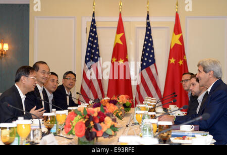 Boston, USA. 18. Oktober 2014. Chinesischen Staat Stadtrat Yang Jiechi (1., L) trifft sich mit US-Außenminister John Kerry (1., R) in Boston, Massachusetts, USA, 18. Oktober 2014. Chinesischen Staat Stadtrat Yang Jiechi sagte am Samstag, dass China ist bereit, mit den Vereinigten Staaten entsprechenden Vorbereitungen für die bevorstehende Reise nach China durch US-Präsident Barack Obama zu machen, so dass es zu positiven Ergebnissen führen kann. Bildnachweis: Yin Bogu/Xinhua/Alamy Live-Nachrichten Stockfoto