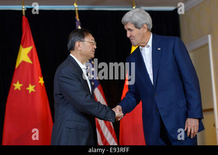 Boston, USA. 18. Oktober 2014. Chinesischen Staat Stadtrat Yang Jiechi (L) und US-Außenminister John Kerry Handschlag vor einer Versammlung in Boston, Massachusetts, USA, 18. Oktober 2014. Chinesischen Staat Stadtrat Yang Jiechi sagte am Samstag, dass China ist bereit, mit den Vereinigten Staaten entsprechenden Vorbereitungen für die bevorstehende Reise nach China durch US-Präsident Barack Obama zu machen, so dass es zu positiven Ergebnissen führen kann. Bildnachweis: Yin Bogu/Xinhua/Alamy Live-Nachrichten Stockfoto