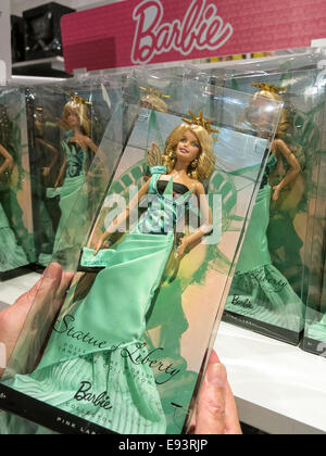 Barbie Doll, Statue of Liberty Puppe, Spielzeugladen FAO Schwarz Flaggschiff Interieur, NYC Stockfoto