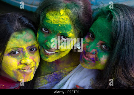 Drei Freunde feiern Holi Festival, Kolkata, Westbengalen, Indien Stockfoto