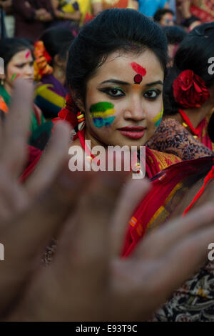 Frauen feiern Holi Festival, Kolkata, Westbengalen, Indien Stockfoto