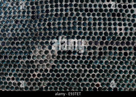 Teil der Mauer gebaut von Glasflaschen Stockfoto