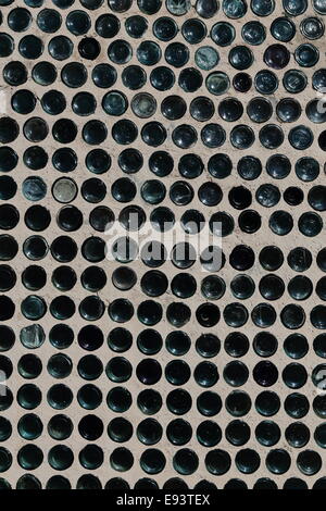 Teil der Mauer gebaut von Glasflaschen Stockfoto