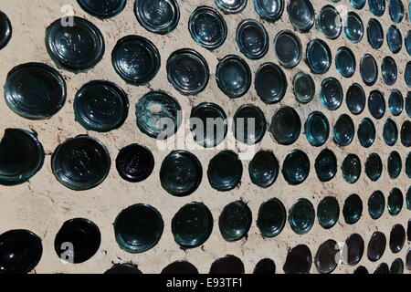 Teil der Mauer gebaut von Glasflaschen Stockfoto