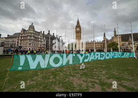 London, UK. 18. Oktober 2014. Zweiter Tag der besetzen Demokratie Camp in Bundesplatz Credit: Guy Corbishley/Alamy Live-Nachrichten Stockfoto