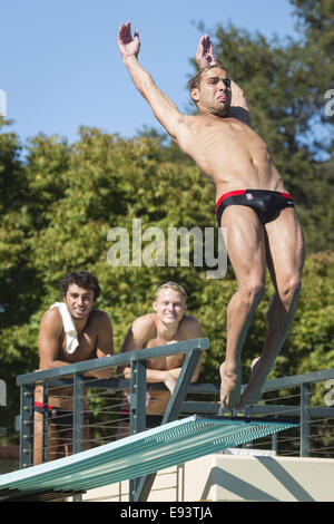 Stanford, Kalifornien, USA. 18. Oktober 2014. 18. Oktober 2014.Stanford Neuling, TAREK ABDELGHANY (L) und zweiten, BRADLEY CHRISTENSEN (R), Uhr KRISTIAN IPSEN Sprung vom 3-Meter-Sprungbrett während ihrer Tauchen Wettbewerb gegen die Hawaii Rainbow Warriors bei Avery Aquatic Center auf Samstag, 18. Oktober 2014. Bildnachweis: Tracy Barbutes/ZUMA Draht/Alamy Live-Nachrichten Stockfoto