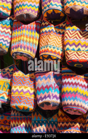 Bunt gewebte Säcke zu verkaufen, Chichicastenango, Guatemala Stockfoto