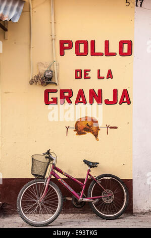 Pollo De La Granja (Farm Huhn) Ladenfront mit Fahrrad, Panajachel, Guatemala Stockfoto