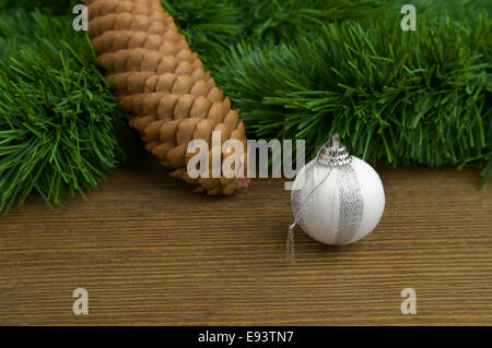 Weihnachts-Dekoration auf einem alten Holztisch Stockfoto