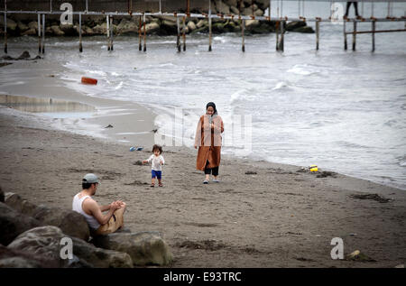 Chaloos, Iran. 17. Oktober 2014. Menschen Vergnügen sich am Kaspischen Meeresstrand in der Nähe von Chaloos Stadt, Nordiran, am 17. Oktober 2014. © Ahmad Halabisaz/Xinhua/Alamy Live-Nachrichten Stockfoto
