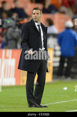 Washington DC, USA. 18. Oktober 2014. D.C. United Trainer Ben Olsen erscheint während der ersten Hälfte gegen die Chicago Fire im RFK Stadium in Washington. Vereint das Feuer, 2: 1 besiegt. Bildnachweis: Chuck Myers/ZUMA Draht/Alamy Live-Nachrichten Stockfoto