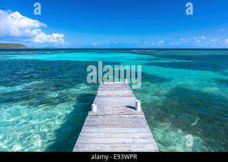 Rustikale Holz-Dock erstreckt sich in klaren seichten Lagune am Strand von Playa Larga auf karibische Insel Isla Culebra in Puerto Rico Stockfoto