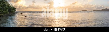 Weiten Panoramablick auf Sonnenuntergang hinter Wolken über dem karibischen Meer und Strand von Bahia Linda auf Isla Culebra Stockfoto