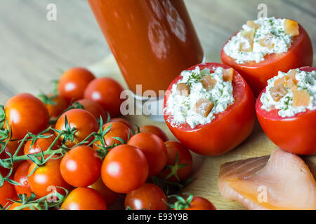 Frische rote Tomaten mit Käse und Tomaten Saft Glas Stockfoto