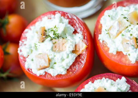 Frische rote Tomaten mit Käse und Tomaten Saft Glas Stockfoto