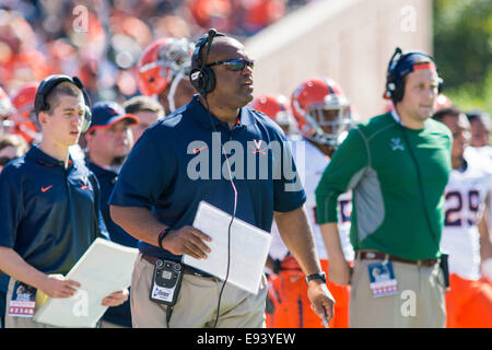 Durham, NC, USA. 18. Oktober 2014. UVA-Head Coach Mike London während der College-Football-Spiel zwischen den Virginia Cavaliers und die Duke Blue Devils im Wallace Wade Stadium am 18. Oktober 2014 in Durham, North Carolina.Duke Niederlagen UVA 20-13. Bildnachweis: Cal Sport Media/Alamy Live-Nachrichten Stockfoto