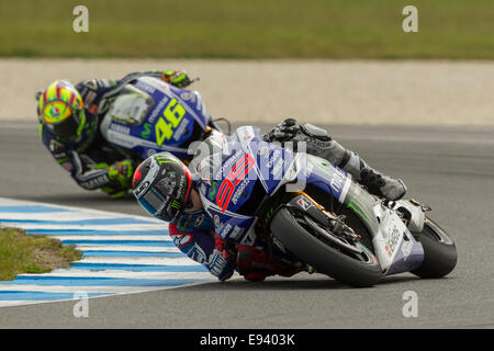 Phillip Island, Victoria, Australien. Sonntag, 19. Oktober 2014. Jorge Lorenzo führt Valentino Rossi während der frühen Stadien der Tissot Australian Motorcycle Grand Prix. Lorenzo Rossi halten konnte und beendete das Rennen auf dem zweiten Platz. Bildnachweis: Russell Hunter/Alamy Live-Nachrichten Stockfoto