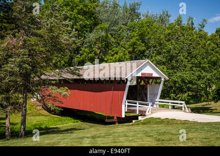 Die Cutler-Donahue Covered Bridge im Stadtpark Winterset, Iowa, USA. Stockfoto