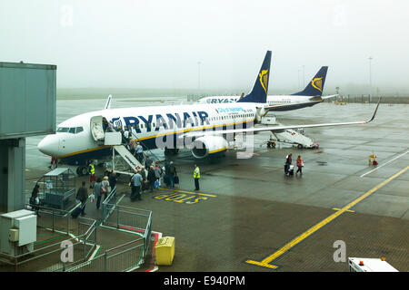 Ryanair Boeing 737-800 auf dem Rollfeld am Flughafen Stansted. Stockfoto