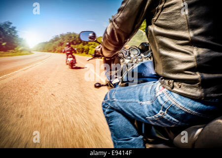 Biker fahren ein Motorrad fährt entlang der asphaltierten Straße (Bewegungsunschärfe). First-Person-Ansicht. Fokus auf dem Armaturenbrett ein motorc Stockfoto