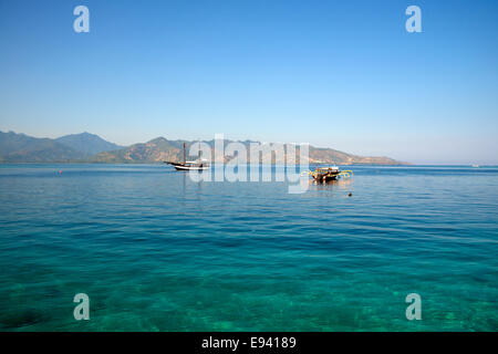 Festgemacht, Yacht und outrigged Boot Gili Air Lombok Indonesien Stockfoto