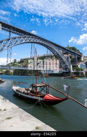 Portugal, Porto - Blick über den Douro Fluss und Don Luis ich überbrücken Stockfoto