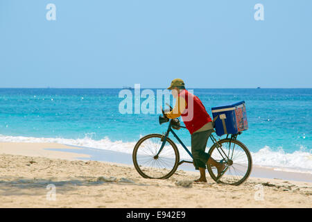 Eis Verkäufer mit Fahrrad am Strand von Gili Meno Lombok Indonesien Stockfoto