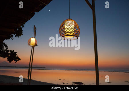 Dämmerung mit hängenden Laternen Gili Air Lombok Indonesien Stockfoto