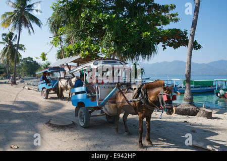 Zwei Pferdekutsche Taxis für Tarife Gili Air Lombok Indonesien Stockfoto