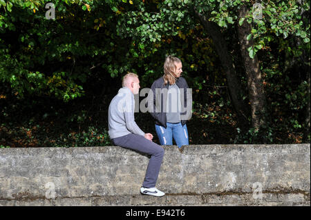 Stock Foto - junges Paar zusammen in Holz.  © George Sweeney /Alamy Stockfoto