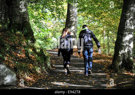 Stock Foto - junges Paar zu Fuß in Holz.  © George Sweeney /Alamy Stockfoto