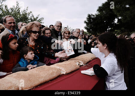 Thessaloniki, Griechenland. 19. Oktober 2014. Bäcker aus Nordgriechenland errichtet ein 150 Meter Durchmesser Cruller oder "Koulouri" in Thessaloniki. Die Bäcker umgeben den weißen Turm, um einen Guinness-Rekord zu erreichen und zu den größten Cruller je gemacht Credit: Giannis Papanikos/Alamy Live News Stockfoto