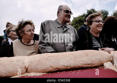 Thessaloniki, Griechenland. 19. Oktober 2014. Bäcker aus Nordgriechenland errichtet ein 150 Meter Durchmesser Cruller oder "Koulouri" in Thessaloniki. Die Bäcker umgeben den weißen Turm, um einen Guinness-Rekord zu erreichen und zu den größten Cruller je gemacht Credit: Giannis Papanikos/Alamy Live News Stockfoto