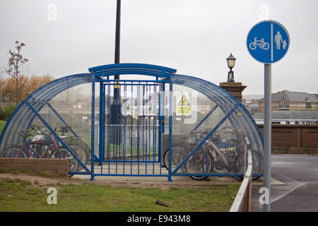 Abschließbaren Fahrradstand Lagerung auf Westham zu überbrücken, Weymouth, Dorset. Stockfoto