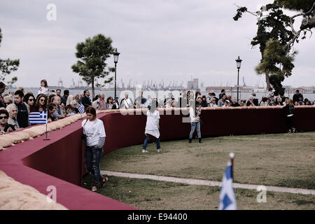 Thessaloniki, Griechenland. 19. Oktober 2014. Bäcker aus Nordgriechenland errichtet ein 150 Meter Durchmesser Cruller oder "Koulouri" in Thessaloniki. Die Bäcker umgeben den weißen Turm, um einen Guinness-Rekord zu erreichen und zu den größten Cruller je gemacht Credit: Giannis Papanikos/Alamy Live News Stockfoto