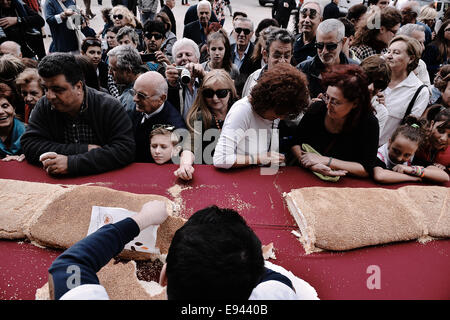 Thessaloniki, Griechenland. 19. Oktober 2014. Bäcker aus Nordgriechenland errichtet ein 150 Meter Durchmesser Cruller oder "Koulouri" in Thessaloniki. Die Bäcker umgeben den weißen Turm, um einen Guinness-Rekord zu erreichen und zu den größten Cruller je gemacht Credit: Giannis Papanikos/Alamy Live News Stockfoto