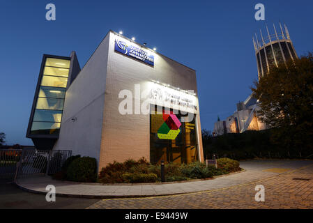 John Lennon Kunst und Design Gebäude Liverpool John Moores University UK Stockfoto