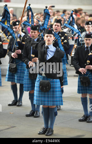 Trafalgar Square, London, UK. 19. Oktober 2014. Eine Blaskapelle von Piper am Trafalgar Square. Das Meer-Kadetten Gedenken Trafalgar Day, dem Tod von Admiral Lord Nelson in der Schlacht von Trafalgar. Bildnachweis: Matthew Chattle/Alamy Live-Nachrichten Stockfoto