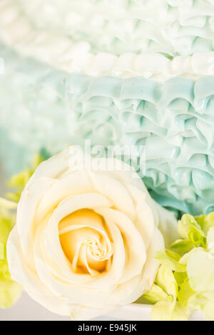 Gourmet gestuft Hochzeitstorte als Herzstück bei der Hochzeitsfeier. Stockfoto