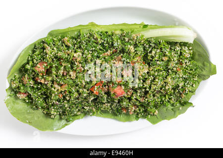 Hausgemachte libanesisch-Stil Tabouii gemacht mit rohe Petersilie, Minze, Gurke, Tomate, burghal aka Bulgar Weizen, Zitronensaft, Olivenöl Stockfoto