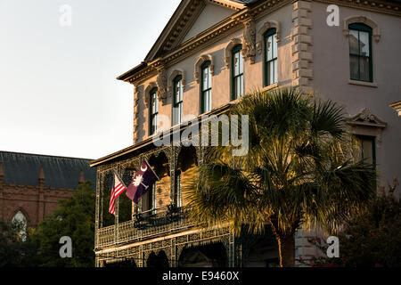 Rutledge House Inn bei Sonnenuntergang entlang der Broad Street im historischen Charleston, SC. Stockfoto