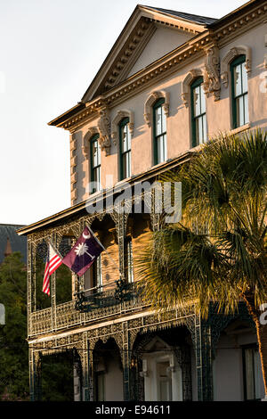 Rutledge House Inn bei Sonnenuntergang entlang der Broad Street im historischen Charleston, SC. Stockfoto