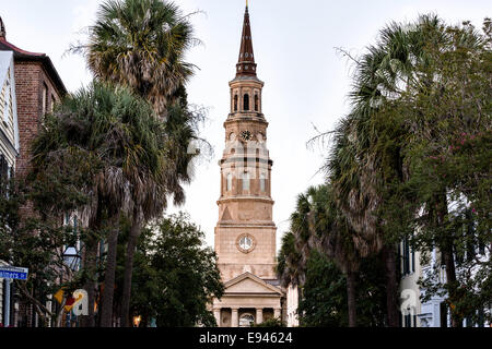 St. Philips Kirchturm am frühen Morgen im historischen Charleston, SC. Stockfoto